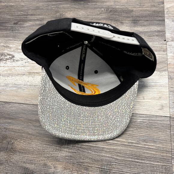 Mitchell & Ness Cleveland Cavs Cavaliers Black OS Iridescent Crackled Cap Hat - Picture 5 of 9